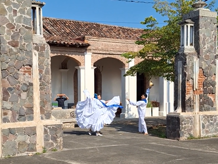 Bailamos con orgullo, cocinamos con alma